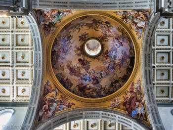 Fresques de la coupole de l'église San Lorenzo Médicis par Vincenzo Meucci en 1742 à Florence en Italie