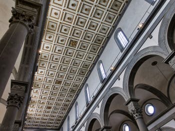 Nef de l'église Basilique San Lorenzo Médicis à Florence en Italie