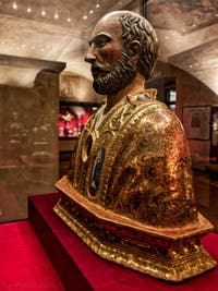 Reliquaire du Pape saint Marc dans la crypte de l'église San Lorenzo à Florence en Italie