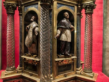 Reliquaire de saint Francis de Paola dans la crypte de l'église San Lorenzo à Florence en Italie