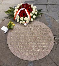 La fête Fiorita ou Infiorata de Florence avec des roses déposées sur la plaque commémorant l'éxécution de Jerôme Savonarole, piazza della Signoria à Florence en Italie