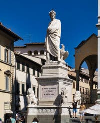 Statue de Dante Alighieri à Santa Croce à Florence en Italie
