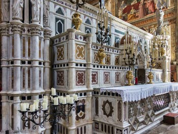 Chœur et Autel de l'église Santa Maria Novella à Florence en Italie