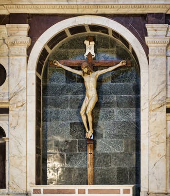 Chapelle Gondi avec le crucifix de Filippo Brunelleschi (1410) de l'église Santa Maria Novella à Florence en Italie