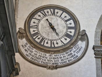 Horloge du transept de l'église Santa Maria Novella à Florence en Italie