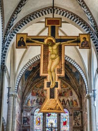 Crucifix de Giotto (1290) nef de l'église Santa Maria Novella à Florence en Italie