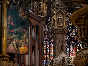 Intérieur de la nef du Duomo de Milan en Italie
