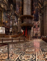 Intérieur de la nef du Duomo de Milan en Italie
