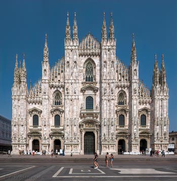 La façade du Duomo de Milan en Italie