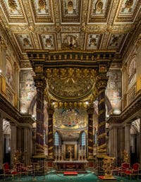 Baldaquin et autel principal de la Basilique Sainte Marie Majeure à Rome