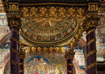 Baldaquin et autel principal de la Basilique Sainte Marie Majeure à Rome