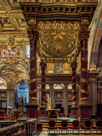Baldaquin et autel principal de la Basilique Sainte Marie Majeure à Rome