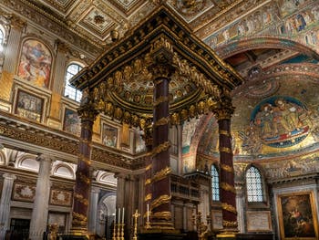 Baldaquin et autel principal de la Basilique Sainte Marie Majeure à Rome