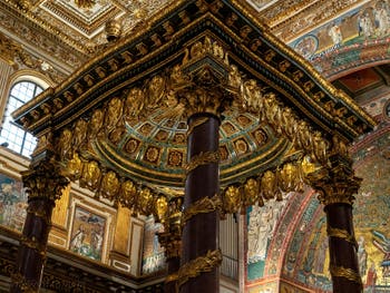 Baldaquin et autel principal de la Basilique Sainte Marie Majeure à Rome