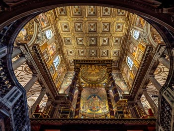Baldaquin et autel principal de la Basilique Sainte Marie Majeure à Rome