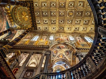 Baldaquin et autel principal de la Basilique Sainte Marie Majeure à Rome