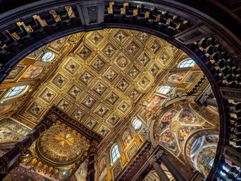 Baldaquin et autel principal de la Basilique Sainte Marie Majeure à Rome