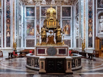 Anges et tabernacle de l'autel du sacrement de la chapelle Sixtine de la Basilique Sainte Marie Majeure à Rome