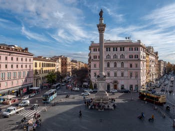 Colonne romaine surmontée d'une statue de la Vierge sur la place Sainte Marie Majeure à Rome