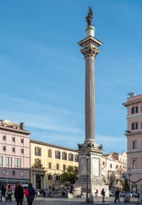 Colonne romaine surmontée d'une statue de la Vierge sur la place Sainte Marie Majeure à Rome