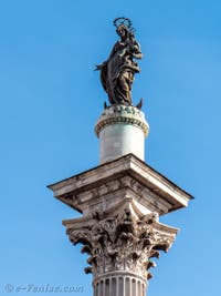 Colonne romaine surmontée d'une statue de la Vierge sur la place Sainte Marie Majeure à Rome