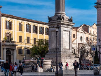 Colonne romaine surmontée d'une statue de la Vierge sur la place Sainte Marie Majeure à Rome