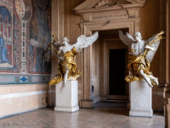 Anges de Pietro Bracci, loge des bénédictions de la Basilique Sainte Marie Majeure à Rome