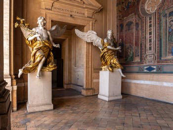 Anges de Pietro Bracci, loge des bénédictions de la Basilique Sainte Marie Majeure à Rome