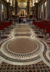 Le pavement de marbres cosmatesques dans nef centrale la Basilique Sainte Marie Majeure à Rome
