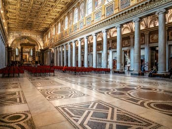 Le pavement de marbres cosmatesques dans nef centrale la Basilique Sainte Marie Majeure à Rome