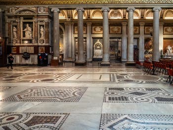 Le pavement de marbres cosmatesques dans nef centrale la Basilique Sainte Marie Majeure à Rome