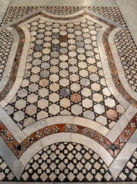 Le pavement de marbres cosmatesques dans nef centrale la Basilique Sainte Marie Majeure à Rome