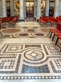 Le pavement de marbres cosmatesques dans nef centrale la Basilique Sainte Marie Majeure à Rome