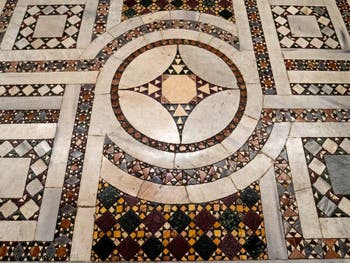 Le pavement de marbres cosmatesques dans nef centrale la Basilique Sainte Marie Majeure à Rome