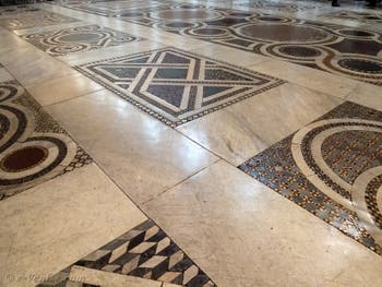Le pavement de marbres cosmatesques dans nef centrale la Basilique Sainte Marie Majeure à Rome