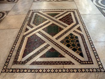 Le pavement de marbres cosmatesques dans nef centrale la Basilique Sainte Marie Majeure à Rome