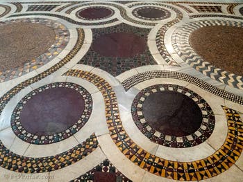 Le pavement de marbres cosmatesques dans nef centrale la Basilique Sainte Marie Majeure à Rome