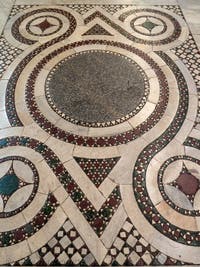 Le pavement de marbres cosmatesques dans nef centrale la Basilique Sainte Marie Majeure à Rome