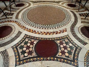 Le pavement de marbres cosmatesques dans nef centrale la Basilique Sainte Marie Majeure à Rome