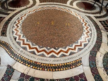 Le pavement de marbres cosmatesques dans nef centrale la Basilique Sainte Marie Majeure à Rome