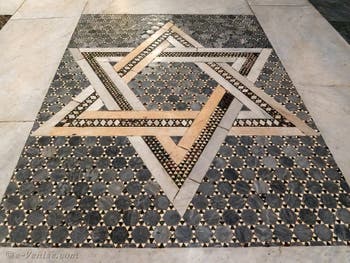 Le pavement de marbres cosmatesques dans nef centrale la Basilique Sainte Marie Majeure à Rome