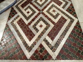 Le pavement de marbres cosmatesques dans nef centrale la Basilique Sainte Marie Majeure à Rome