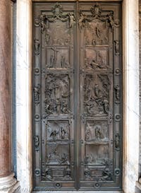 La porte en bronze du portique de la Basilique Sainte Marie Majeure à Rome