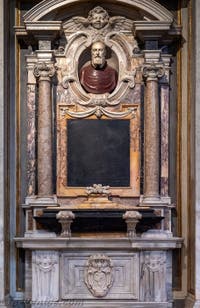 Tombes et monuments funéraires dans la Basilique Sainte Marie Majeure à Rome