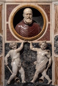 Tombes et monuments funéraires dans la Basilique Sainte Marie Majeure à Rome