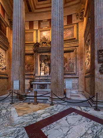 Carlo Monaldi et Paolo Benaglia, bas-relief en stuc, première chapelle du Panthéon à Rome en Italie