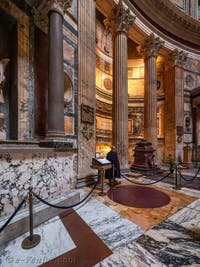 Tombe Humbert I, Umberto I et Marguerite de Savoie, deuxième chapelle du Panthéon à Rome en Italie