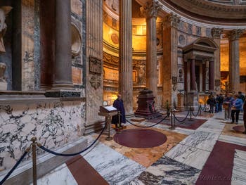 Tombe Humbert I, Umberto I et Marguerite de Savoie, deuxième chapelle du Panthéon à Rome en Italie