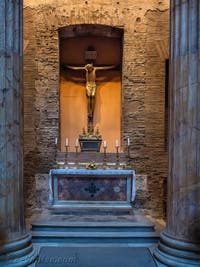 Crucifix en bois, troisième chapelle du Panthéon à Rome en Italie