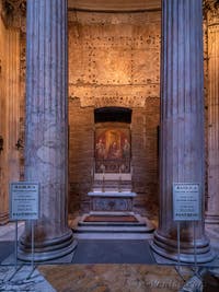 Madonna della Clemenza ou Madonna Cancellata, cinquième chapelle du Panthéon à Rome en Italie